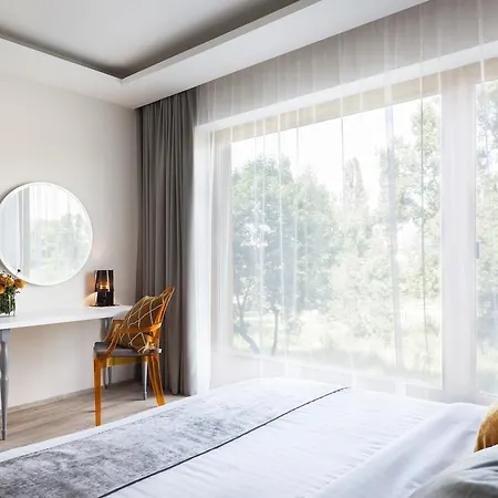Апартаменты Vista Riverside Suites *